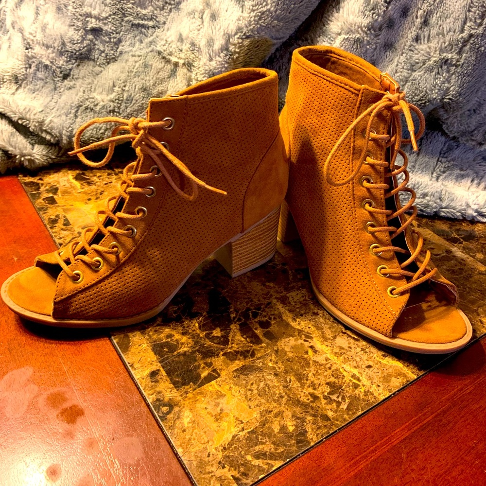 Women’s lace up boots